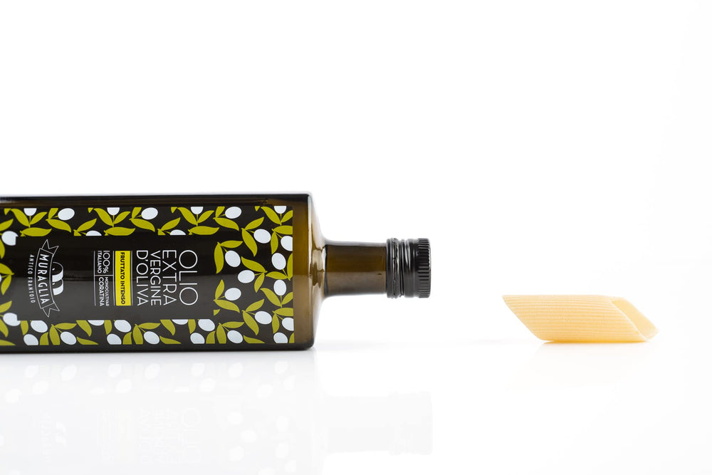 MURAGLIA ANTICO FRANTOIO poured over bread beside gift box demonstrating serving suggestion and flavor