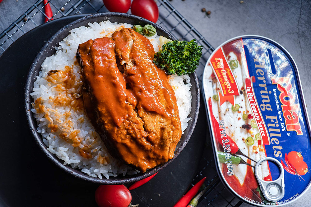 MW Polar side view of tin showing fish texture and packed-in sauce quality