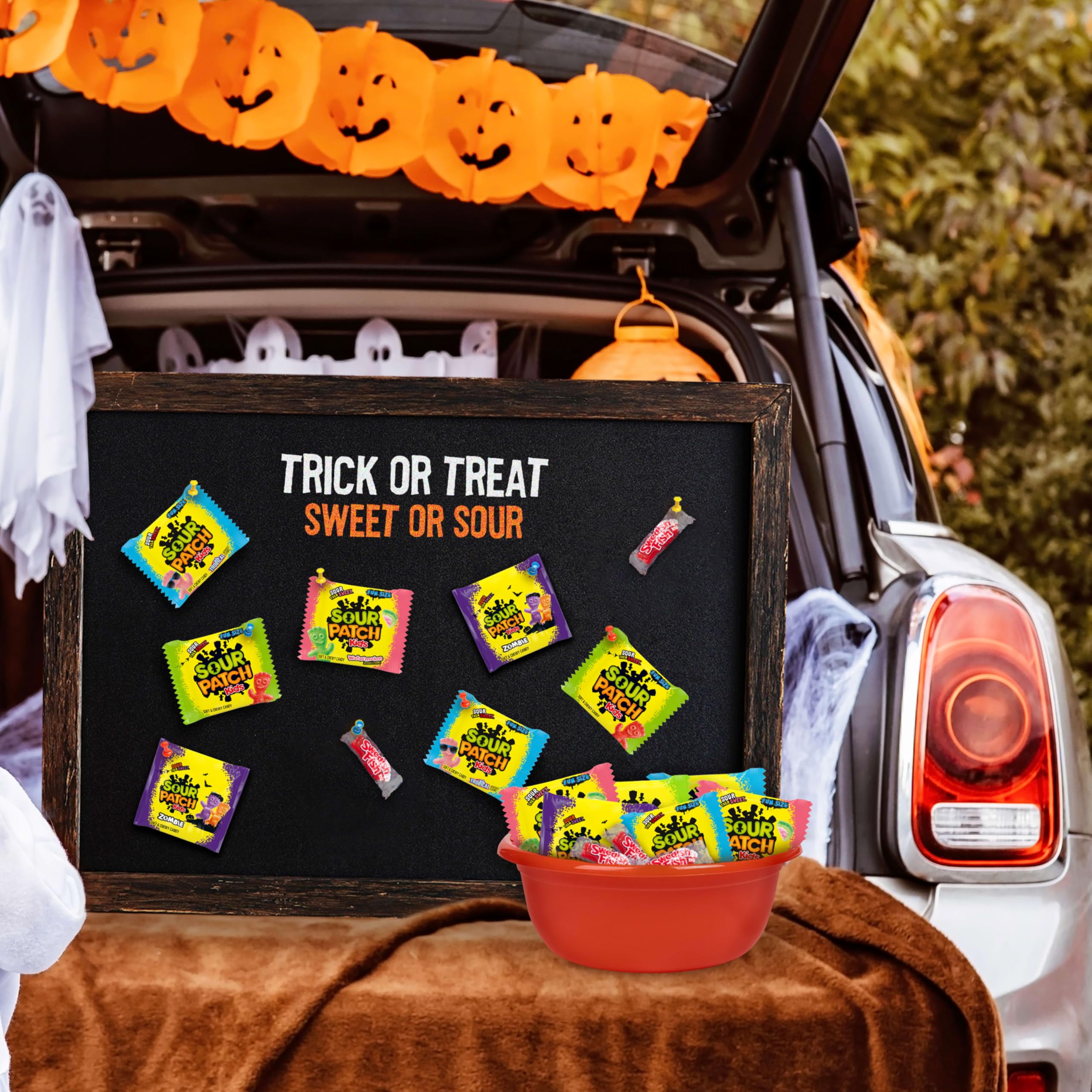 NABISCO hand holding a single pouch at doorstep showing easy giveaway