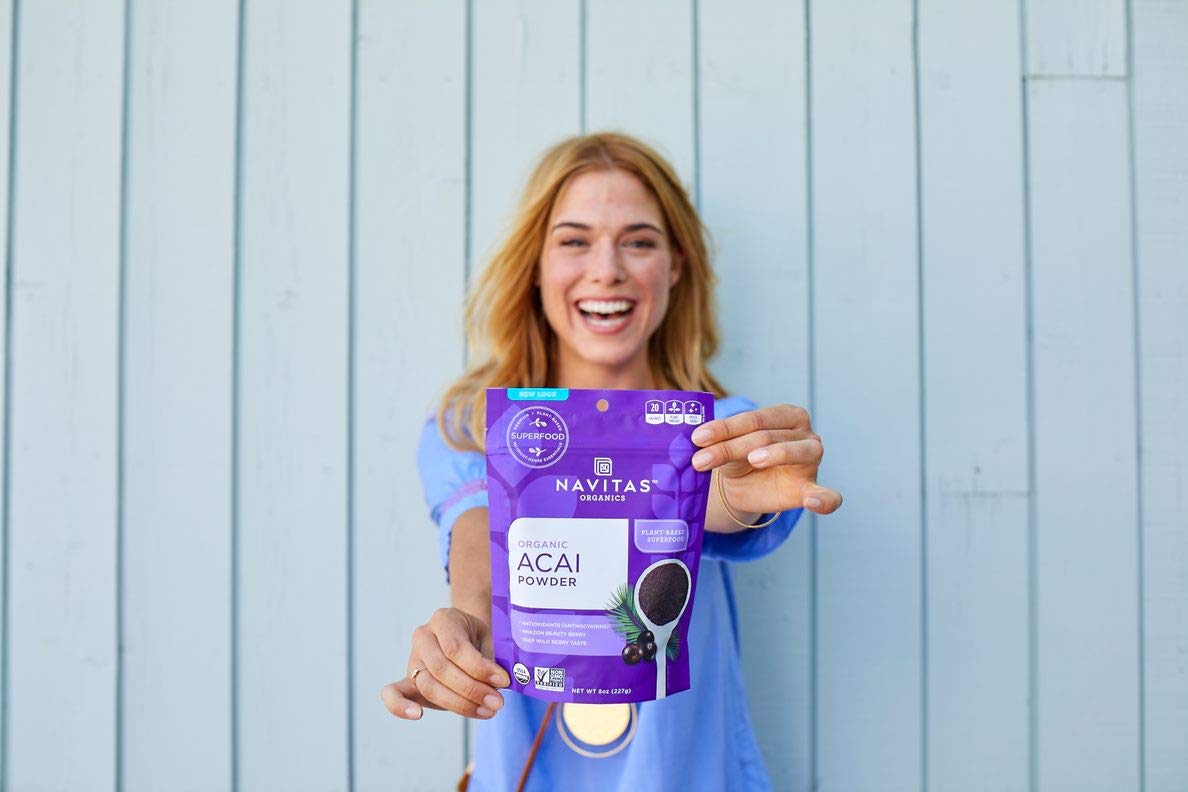 Navitas Organics pouch next to fruit showing 4 oz size and portion guidance