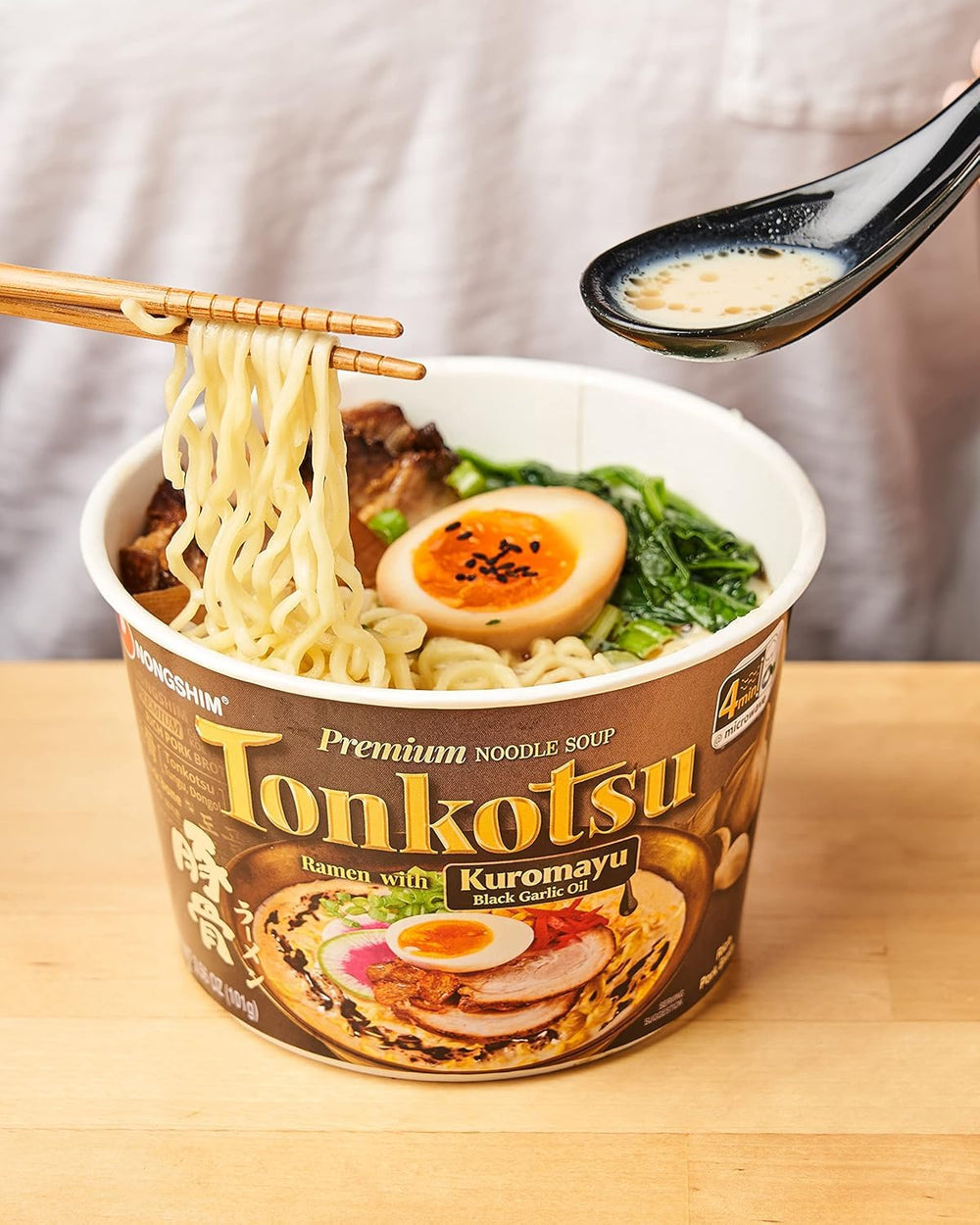Recyclable label on Nongshim bowl emphasizing BPA-free container and easy recycling