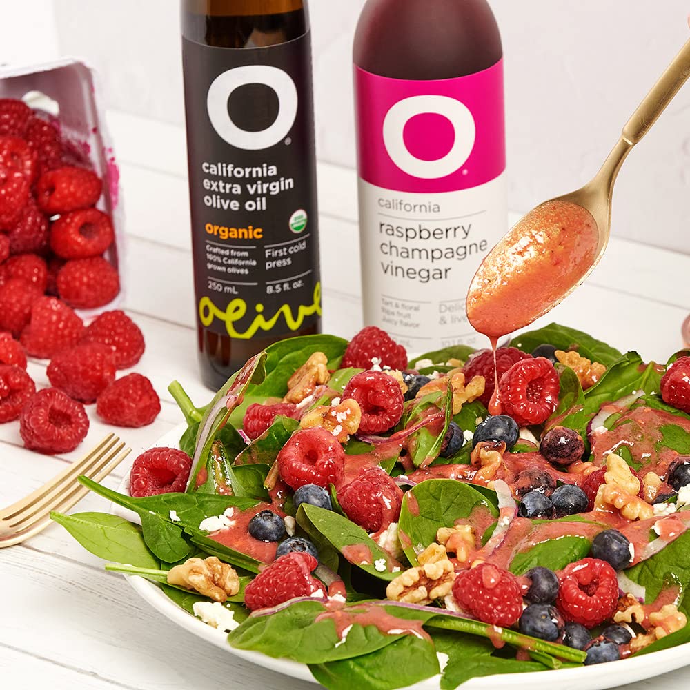 O Olive oil texture close-up highlighting golden color and fruity quality