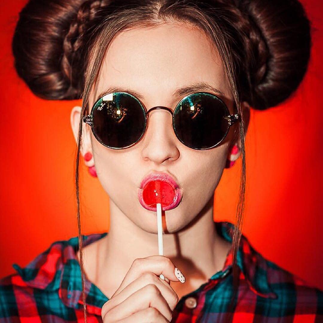 Original Gourmet lollipops at an outdoor picnic proving heat-resistant convenience in sun