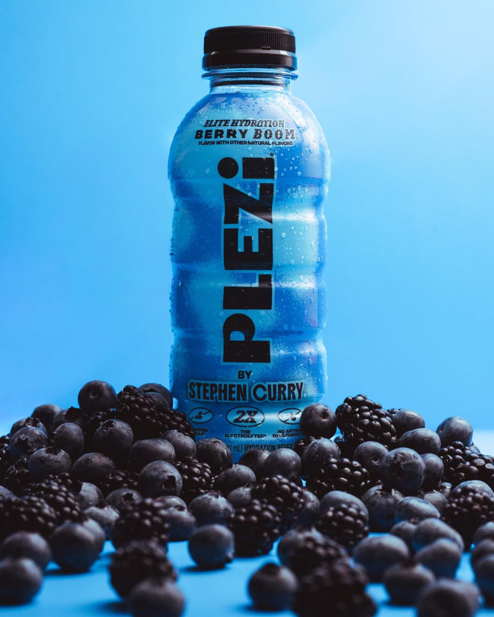 PLEZi pouring BERRY BOOM into glass for refreshing hydration