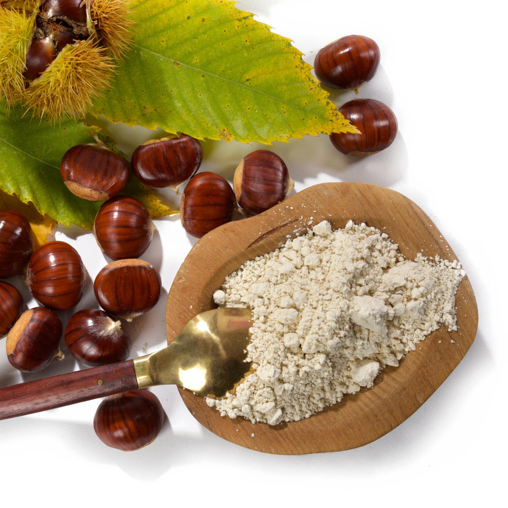 500 g Sanniti chestnut flour next to kitchen scale for precise measuring