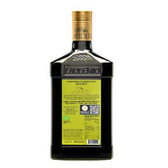 Sanniti estate mill pressing olives to show immediate cold-press production