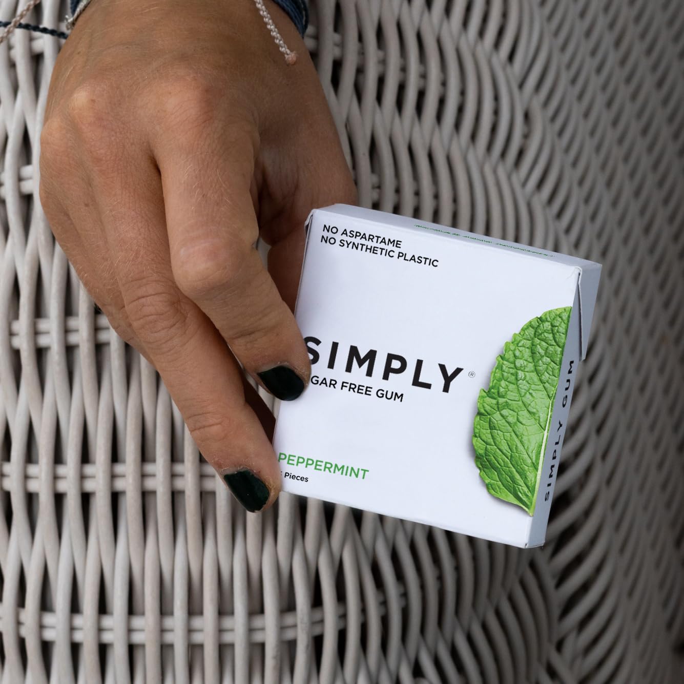 Simply Gum chicle close-up highlighting natural base and authentic chew