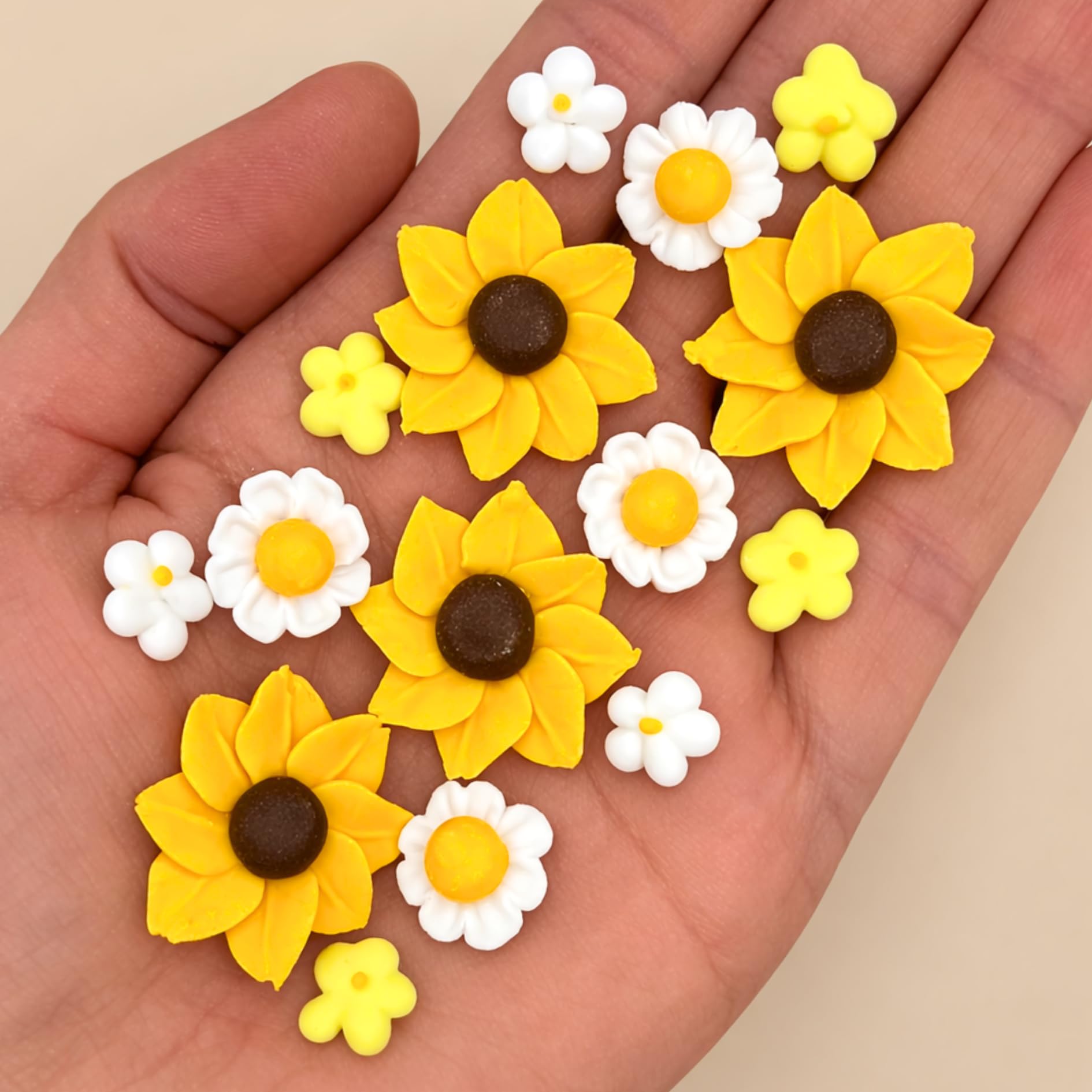 SIMPLY SUCRÉ front packaging showing 26 sunflower and daisy toppers, ready to use