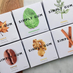 Simply Gum chicle texture detail illustrating natural base and cleaner chew benefit
