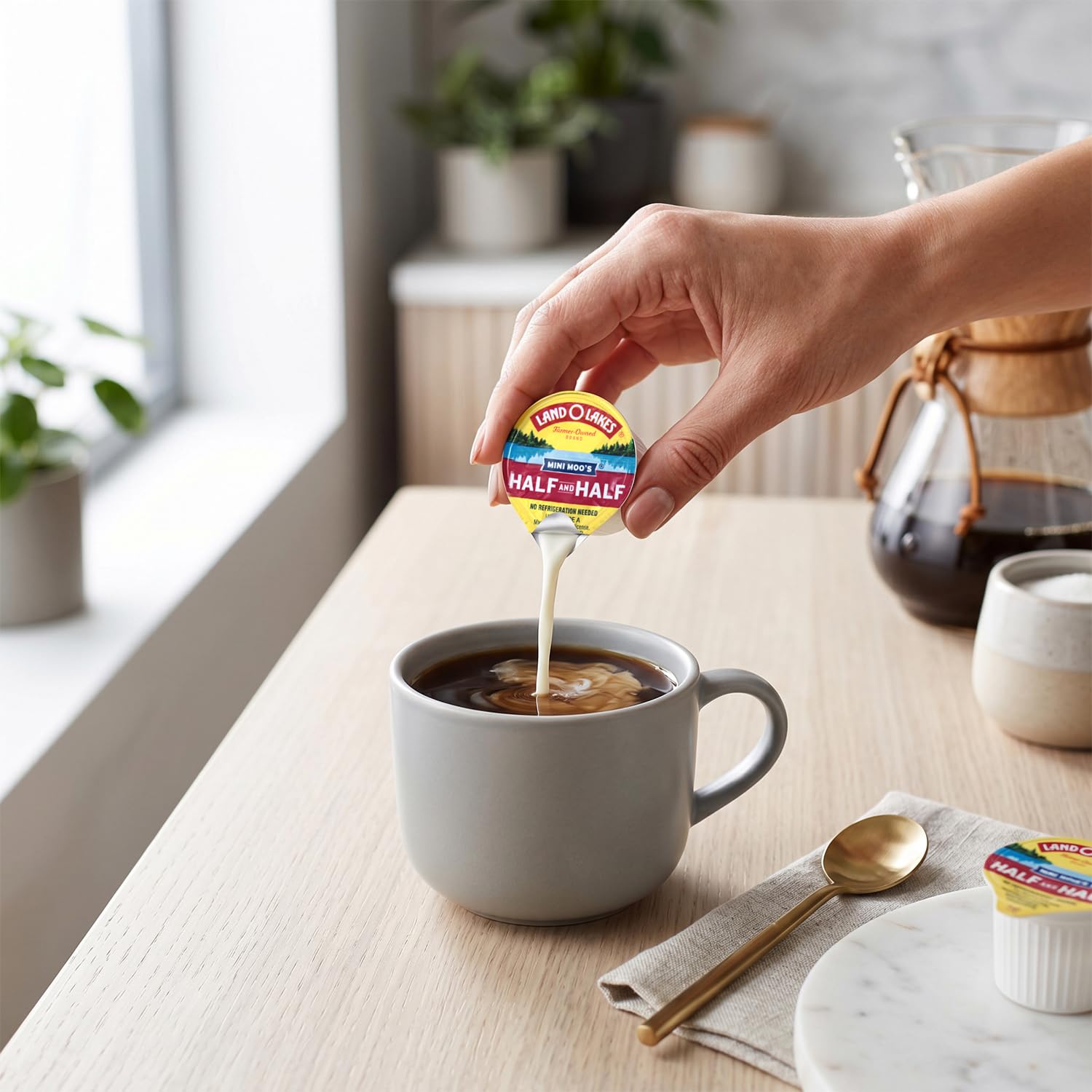 SWEETSIDE CANDY CO. lid detail demonstrating leak-proof design and portability
