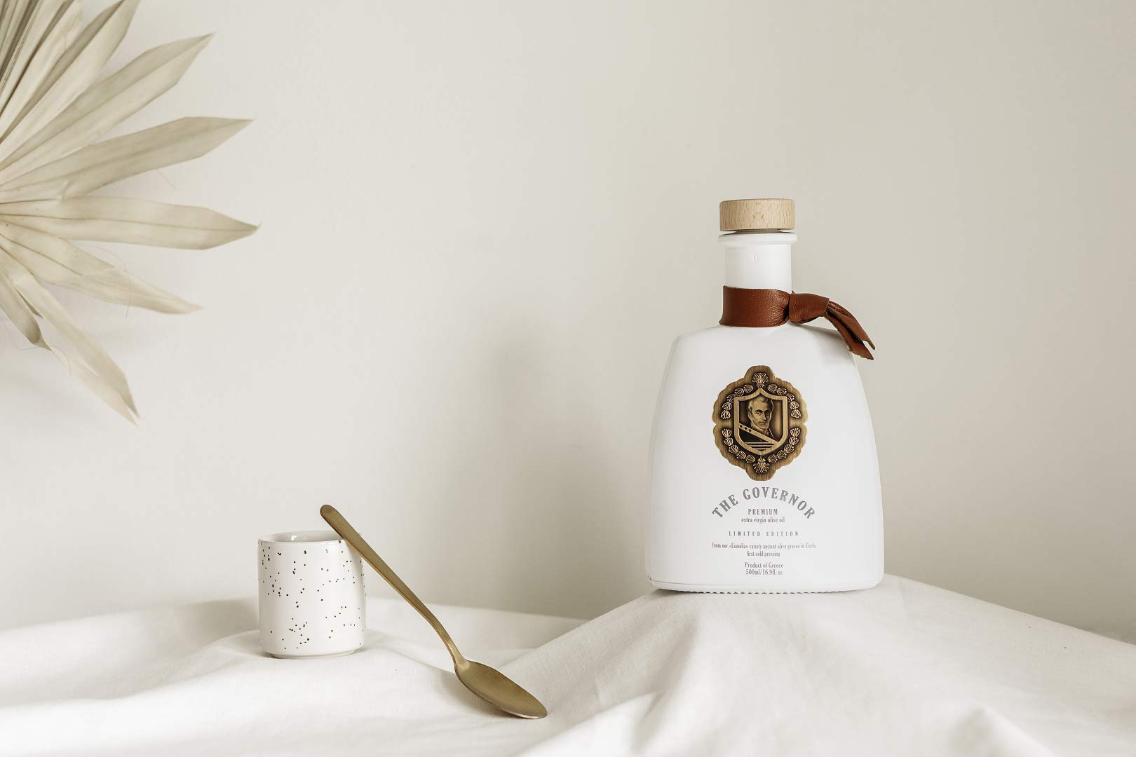 THE GOVERNOR bottle with handwritten harvest and polyphenol information for traceability