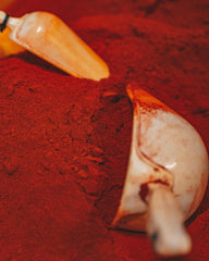TUTTOCALABRIA powder texture on spoon showing fine grind for even flavor