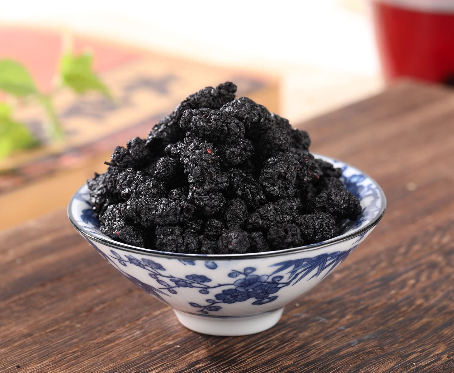 ULTHMOK handful of large dried mulberries demonstrating size and chewable snack benefit
