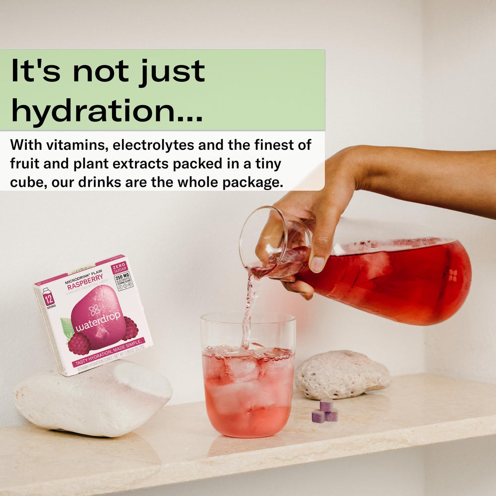 waterdrop MICRODRINK cube dissolving in a reusable bottle, quick mixing benefit
