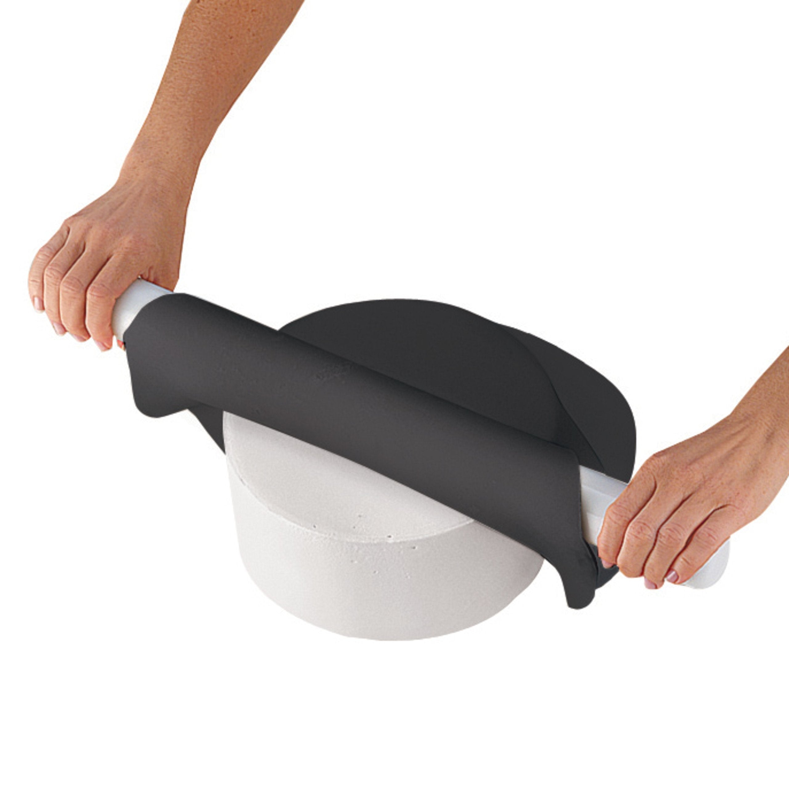 Wilton black fondant next to ruler showing 24 oz quantity and coverage estimate benefit