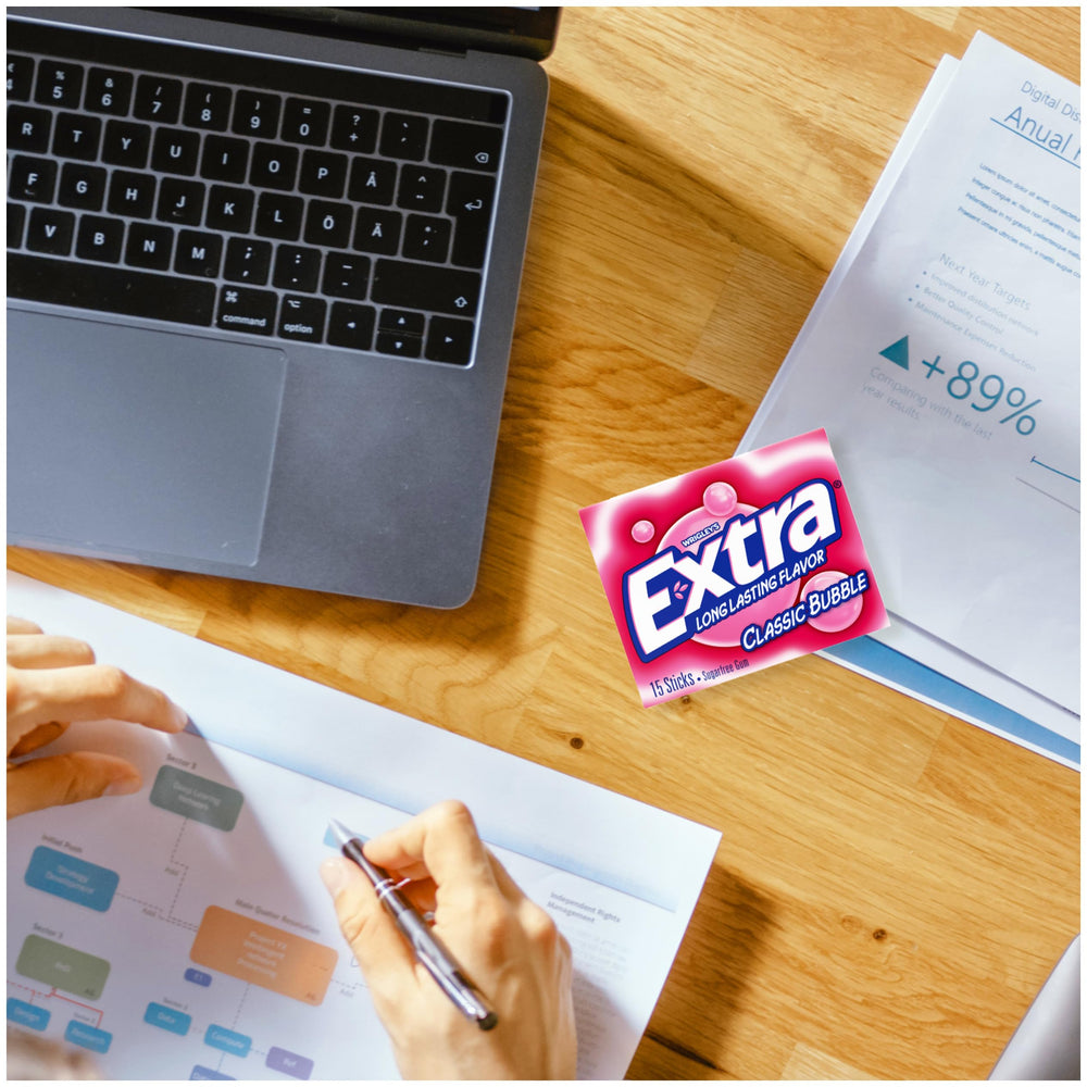 WRIGLEY'S EXTRA slim pack next to a smartphone showing size comparison benefit