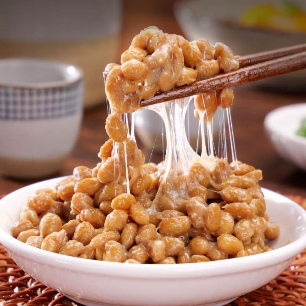 Close-up of an opened XUSHIKEJI sachet revealing fine natto fermentation powder for easy measuring