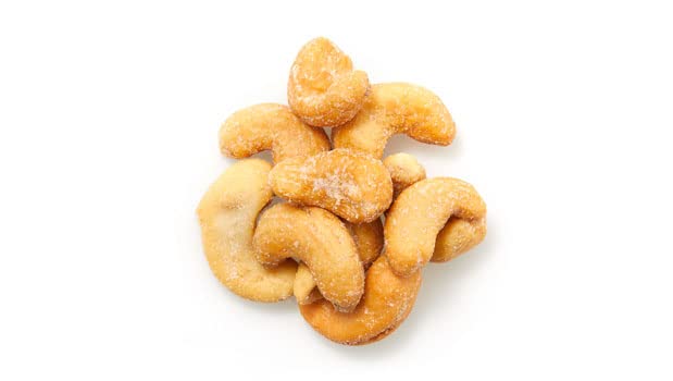 Yupik close-up of cashew texture highlighting crunchy roasted coating and creamy interior